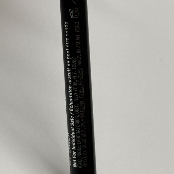 Clinique Pretty Easy Liquid Eyelining Pen - 01 Black - Picture 2 of 3